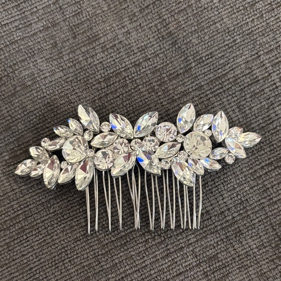 None Accessories - Sparkling Silver Crystal Hair Comb